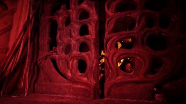 Eski bir şömine. Büyük bir şöminede bir ateş yanıyor. Şömine evde, Castle. Karanlık odada ateş parıltısı var. Kış gecesi sıcacık bir şömine. Şöminede dans eden alevler. Çatırdayan alevlerin çevresindeki ışık.