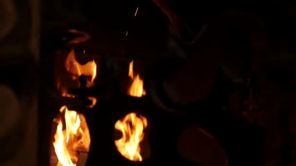 古老的壁炉 一个大壁炉里着火了 房子里的萤火虫城堡黑暗的房间里温暖的火光 冬夜舒适的壁炉 火焰在壁炉里跳舞 燃烧着熊熊燃烧的熊熊烈火 — 图库视频影像