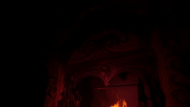 Starożytny Kominek Ogień Płonie Dużym Kominku Kominek Domu Castle Ciepły — Wideo stockowe