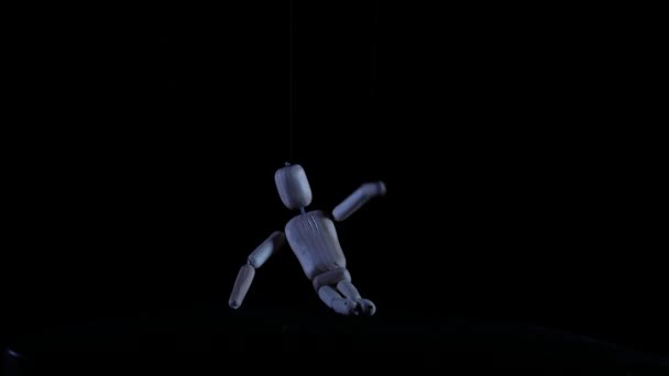 Maniquí Madera Suspendido Oscuridad Figura Madera Espeluznante Colgando Una Cuerda — Vídeos de Stock