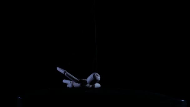 Manekin Kayu Digantung Dalam Kegelapan Patung Kayu Seram Tergantung Pada — Stok Video