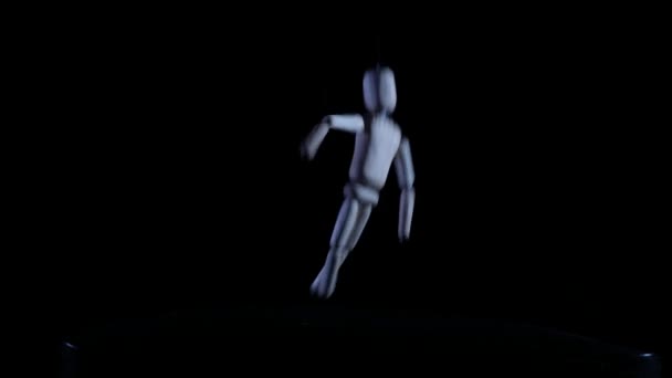Maniquí Madera Suspendido Oscuridad Figura Madera Espeluznante Colgando Una Cuerda — Vídeo de stock