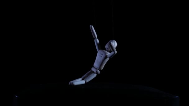 Maniquí Madera Suspendido Oscuridad Figura Madera Espeluznante Colgando Una Cuerda — Vídeos de Stock
