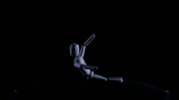 Manequim Madeira Suspenso Escuridão Figura Madeira Assustador Pendurado Corda Silhueta — Vídeo de Stock
