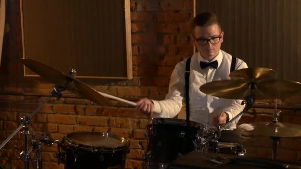 Ein Männlicher Schlagzeuger Spielt Studio Schlagzeug Der Gaststätte Spielt Die — Stockvideo