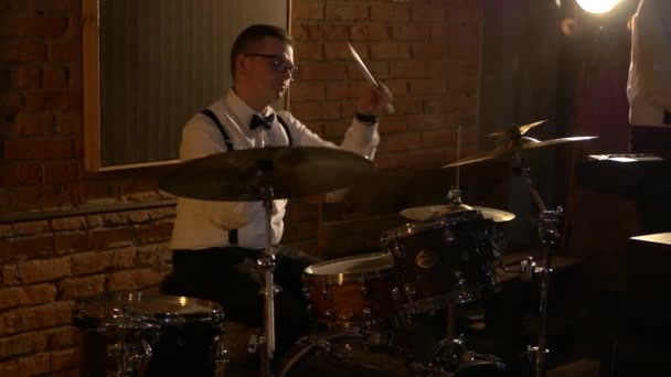 드러머는 스튜디오에서 드럼을 연주합니다 레스토랑에서 로맨틱 빛입니다 블루스 레트로 스튜디오 — 비디오