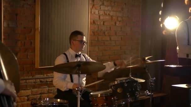 Samiec Perkusisty Gra Perkusji Studio Zespół Muzyczny Gra Restauracji Noc — Wideo stockowe