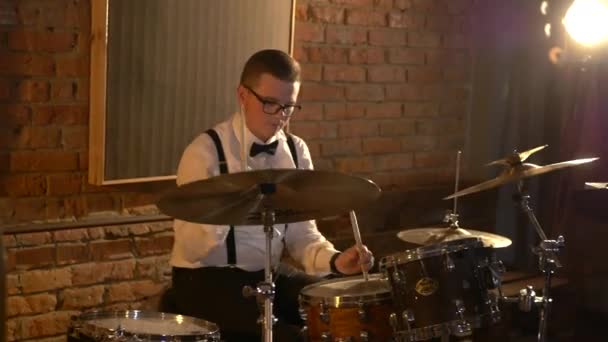 Ein Männlicher Schlagzeuger Spielt Studio Schlagzeug Der Gaststätte Spielt Die — Stockvideo