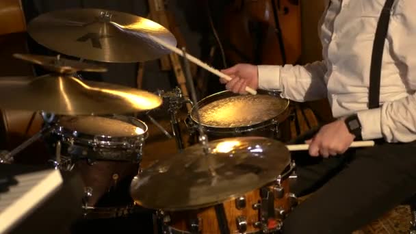 Een Mannelijke Drummer Drumt Studio Muziekband Speelt Het Restaurant Nacht — Stockvideo