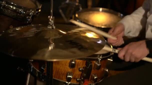 Seorang Drummer Laki Laki Memainkan Drum Studio Band Musik Bermain — Stok Video