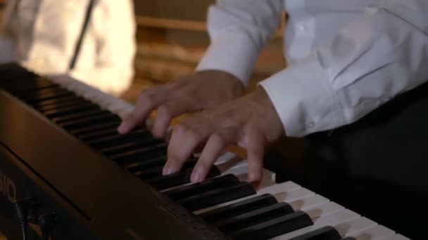 Tizio Suona Sintetizzatore Tastiere Studio Piano Elettrico Macro Tiro Fili — Video Stock