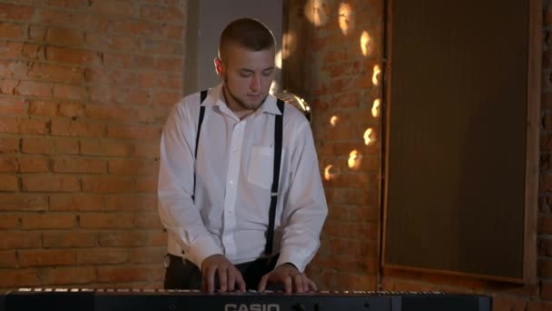 Gars Joue Synthétiseur Clavier Dans Studio Piano Électrique Prise Vue — Video