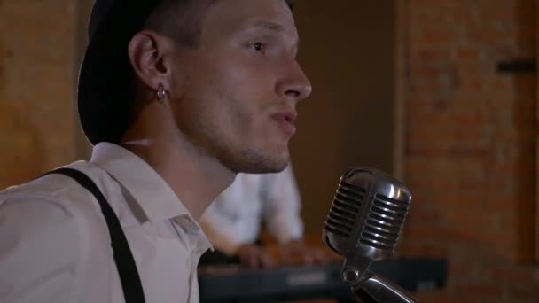 Hij Zingt Speelt Gitaar Studio Muziekband Speelt Het Restaurant Nacht — Stockvideo