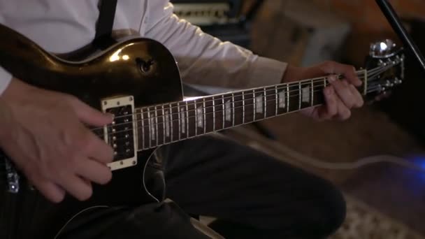 Der Typ Singt Und Spielt Gitarre Studio Der Gaststätte Spielt — Stockvideo