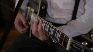 Adam stüdyoda şarkı söylüyor ve gitar çalıyor. Müzik grubu restoranda çalar. Gece romantik bir ışıktır. Jazz, Blues, Funk A vokalisti, basçı, davulcu, piyanist. Retro stüdyo, tuğla iç mekan.