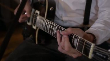 Adam stüdyoda şarkı söylüyor ve gitar çalıyor. Müzik grubu restoranda çalar. Gece romantik bir ışıktır. Jazz, Blues, Funk A vokalisti, basçı, davulcu, piyanist. Retro stüdyo, tuğla iç mekan.