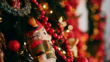 Geleneksel Noel ağacı kırmızı süslemelerle süslenmiş. Güzel dekore edilmiş Noel ağacı olan şenlik odası. Kırmızı takılar bir tatil ağacına renk katıyor. Kırmızıyla süslenmiş klasik bir Noel ağacıyla samimi bir ortam. Zarif dekorasyonlar 