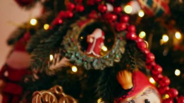 Geleneksel Noel ağacı kırmızı süslemelerle süslenmiş. Güzel dekore edilmiş Noel ağacı olan şenlik odası. Kırmızı takılar bir tatil ağacına renk katıyor. Kırmızıyla süslenmiş klasik bir Noel ağacıyla samimi bir ortam. Zarif dekorasyonlar 