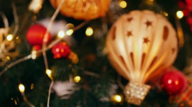 Geleneksel Noel ağacı kırmızı süslemelerle süslenmiş. Güzel dekore edilmiş Noel ağacı olan şenlik odası. Kırmızı takılar bir tatil ağacına renk katıyor. Kırmızıyla süslenmiş klasik bir Noel ağacıyla samimi bir ortam. Zarif dekorasyonlar 