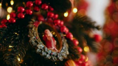 Geleneksel Noel ağacı kırmızı süslemelerle süslenmiş. Güzel dekore edilmiş Noel ağacı olan şenlik odası. Kırmızı takılar bir tatil ağacına renk katıyor. Kırmızıyla süslenmiş klasik bir Noel ağacıyla samimi bir ortam. Zarif dekorasyonlar 