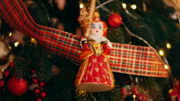 传统的圣诞树装饰着红色的装饰品 喜庆的房间 装饰精美的圣诞树 红色的灌木丛为圣诞树增添了一点色彩 舒适的环境 有一棵红色装饰的经典圣诞树 精致的装饰品 — 图库视频影像