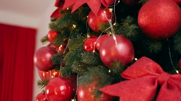 Árvore Natal Tradicional Adornada Com Ornamentos Vermelhos Quarto Festivo Com — Vídeo de Stock