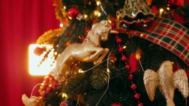 Geleneksel Noel ağacı kırmızı süslemelerle süslenmiş. Güzel dekore edilmiş Noel ağacı olan şenlik odası. Kırmızı takılar bir tatil ağacına renk katıyor. Kırmızıyla süslenmiş klasik bir Noel ağacıyla samimi bir ortam. Zarif dekorasyonlar 