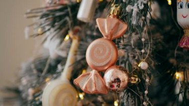 Noel ağacı ve yeni yıl süslemeleri yakın plan. Güzel yeni yıl oyuncakları, toplar, çelenkler, fenerler, çelenkler.