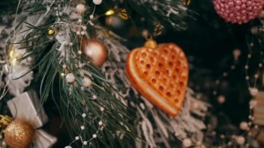 Noel ağacı ve yeni yıl süslemeleri yakın plan. Güzel yeni yıl oyuncakları, toplar, çelenkler, fenerler, çelenkler.