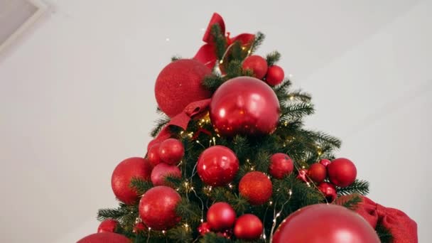 Traditionele Kerstboom Versierd Met Rode Ornamenten Feestelijke Kamer Met Een Videoclip