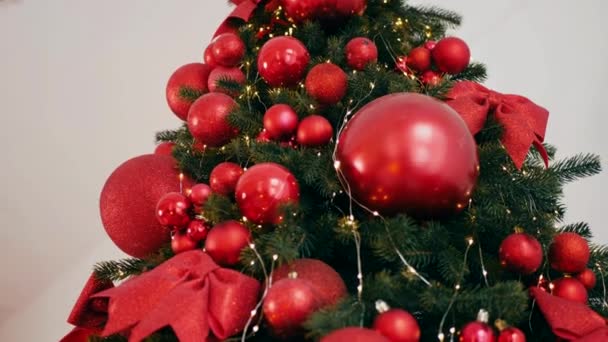 Geleneksel Noel Ağacı Kırmızı Süslemelerle Süslenmiş Güzel Dekore Edilmiş Noel — Stok video