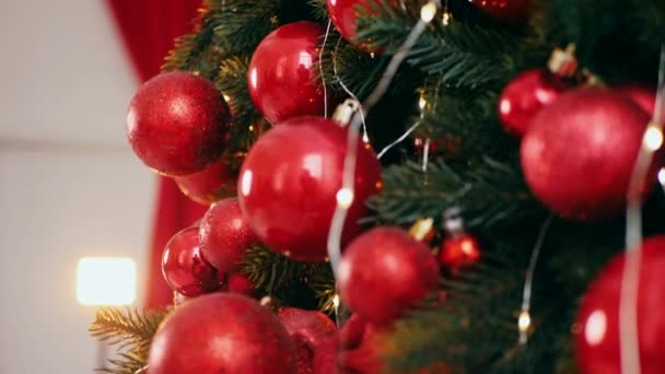 Traditionele Kerstboom Versierd Met Rode Ornamenten Feestelijke Kamer Met Een — Stockvideo