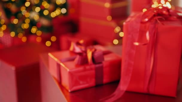 Rote Geschenkbox Vor Dem Weihnachtsbaum Auf Dem Tisch Festliche Rote — Stockvideo
