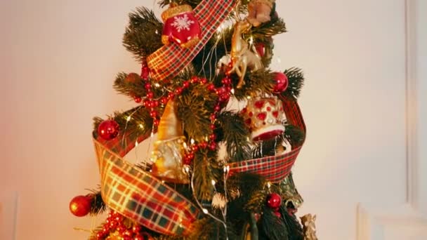 Geleneksel Noel Ağacı Kırmızı Süslemelerle Süslenmiş Güzel Dekore Edilmiş Noel — Stok video