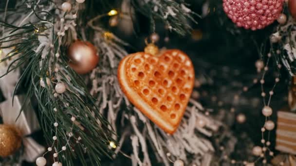 圣诞树和新年装饰品的特写 美丽的新年玩具 — 图库视频影像