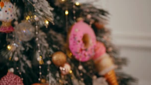 크리스마스 트리와 클로즈업 아름다운 새해의 즐거운 장난감 — 비디오