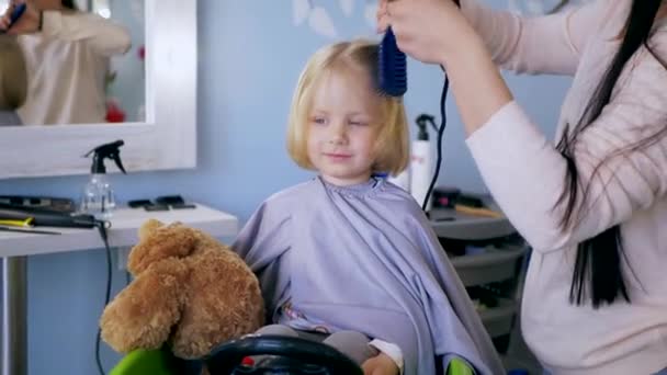 Kleines Mädchen Bekommt Einem Kinderfriseursalon Eine Frisur Ein Junges Mädchen — Stockvideo