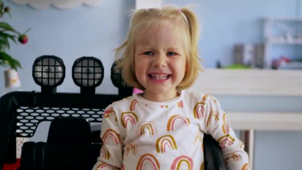 Kleines Mädchen Bekommt Einem Kinderfriseursalon Eine Frisur Ein Junges Mädchen — Stockvideo