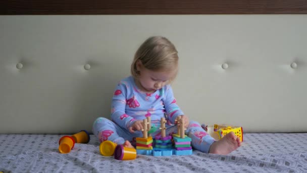 Mała Dziewczynka Bawiąca Się Zabawkami Łóżku Młoda Dziewczyna Zanurzona Zabawkach — Wideo stockowe