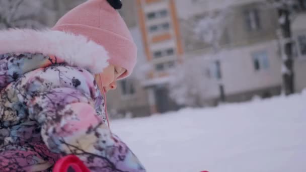 Junges Mädchen Spielt Freudig Mit Spielzeug Schnee Kind Wirft Einem — Stockvideo