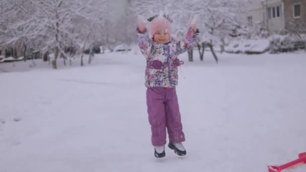 Fată Tânără Joacă Bucurie Jucării Zăpadă Copil Aruncând Speranță Lopata — Videoclip de stoc