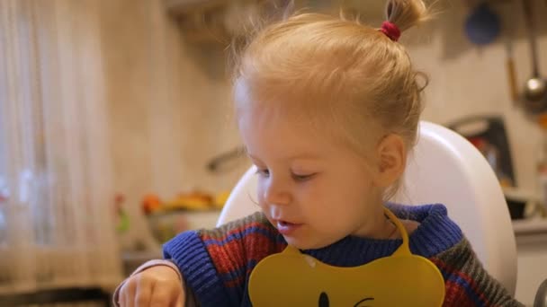 Mutlu Kız Yemeğin Tadını Çıkarıyor Küçük Çocuk Mutlu Bir Şekilde — Stok video
