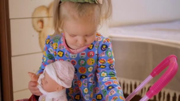Молода Дівчина Щасливо Грає Рожевою Коляскою Лялькою Спальні Дитина Грає — стокове відео