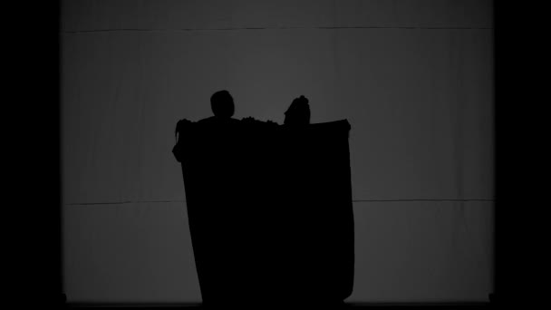 Стрілянина Людей Тіні Білому Тлі Чоловік Жінка Вкриті Ліжком Ліжку — стокове відео
