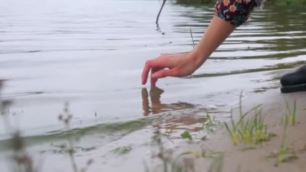 Chica Toca Agua Del Río Con Los Dedos Primer Plano — Vídeos de Stock