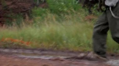 Hazine avcısı, kaşif, kazıcı. Altın arayıcısı, altın humması. Adam bir kürek, bir kürek alır ve dağlarda saklı bir hazine aramaya gider. Adam bir kürek, bir kazma alır ve dağlarda altın, hazine ve mücevher aramaya koyulur..