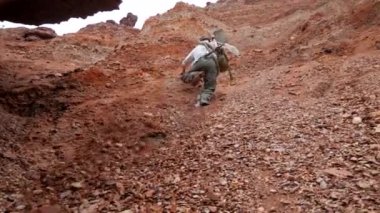 Bir adam dağdan düşer. Bir adam tırmanıyor, tehlikeli bir dağa tırmanıyor. Bir adam dağlarda altın arıyor. Hazine avcısı dağlarda ve mağaralarda yürüyor. Hazine avcısı, kaşif, kazıcı. Altın arayıcısı, altın arayıcısı. 