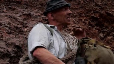 Bir adam tırmanıyor, tehlikeli bir dağa tırmanıyor. Bir adam dağlarda altın arıyor. Hazine avcısı dağlarda ve mağaralarda yürüyor. Hazine avcısı, kaşif, kazıcı. Altın arayıcısı, altın humması. Adam bir kürek, bir kürek alır ve gider. 