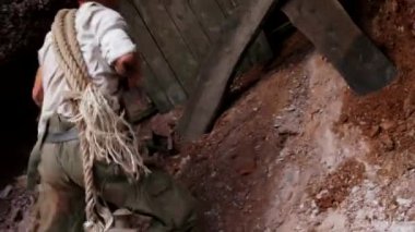 Bir hazine avcısı içinde hazineler olan gizemli bir mağara buldu. Bir adam tırmanıyor, tehlikeli bir dağa tırmanıyor. Bir adam dağlarda altın arıyor. Hazine avcısı dağlarda ve mağaralarda yürüyor. Hazine avcısı, kaşif, kazıcı. Altın Avcısı