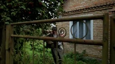 Hazine avcısı, kaşif, kazıcı. Altın arayıcısı, altın humması. Adam bir kürek, bir kürek alır ve dağlarda saklı bir hazine aramaya gider. Adam bir kürek, bir kazma alır ve dağlarda altın, hazine ve mücevher aramaya koyulur..